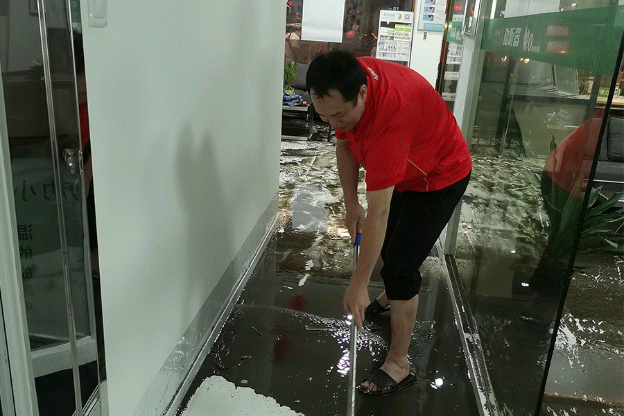暴雨來襲，聽覺有道驗配師連夜搶救公司財產